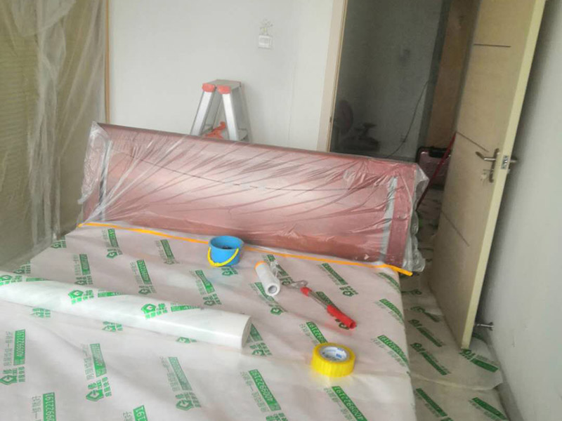家具地面保護：滿鋪成品瓦楞紙板，再用干凈彩條布滿鋪在普通石膏板上，在彩條布交接處及轉(zhuǎn)角處用膠帶固定，也可選用木芯板或三夾板。材料選用視上人、車情況而定。用原門框保護膜，或者多層板或密度板，報紙，美紋紙保護。