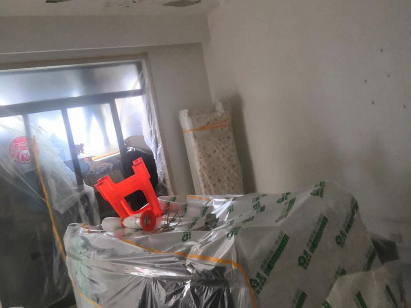 家具地面保護：滿鋪成品瓦楞紙板，再用干凈彩條布滿鋪在普通石膏板上，在彩條布交接處及轉(zhuǎn)角處用膠帶固定，也可選用木芯板或三夾板。材料選用視上人、車情況而定。用原門框保護膜，或者多層板或密度板，報紙，美紋紙保護。