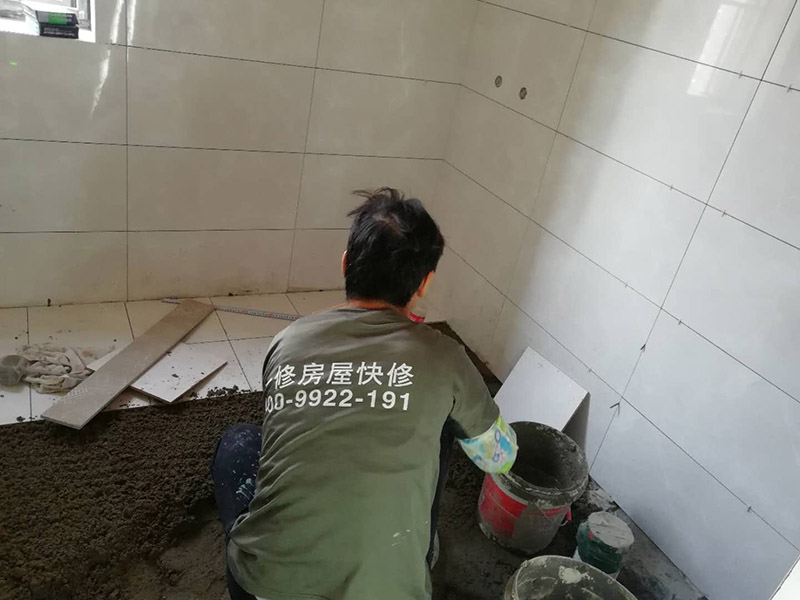 浴室墻磚地磚鋪貼：在鋪貼瓷磚前，我們要先把還沒(méi)涂抹水泥的地磚鋪在地上，并敲平，然后在地磚上涂滿水泥，鋪在地面，鋪地磚的過(guò)程中要對(duì)齊四塊磚的對(duì)角位置。   另外，在鋪貼瓷磚時(shí)也要講究鋪貼順序，在鋪地磚時(shí)應(yīng)從內(nèi)向外貼，有坡度或地漏的地方，要注意排水方向找坡，而墻面磚應(yīng)從下往上貼，底層的瓷磚要最后貼，這樣鋪貼出來(lái)才美觀，我們鋪完地磚后還要壓地磚。