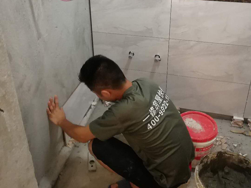 浴室墻磚地磚鋪貼：在鋪貼瓷磚前，我們要先把還沒(méi)涂抹水泥的地磚鋪在地上，并敲平，然后在地磚上涂滿水泥，鋪在地面，鋪地磚的過(guò)程中要對(duì)齊四塊磚的對(duì)角位置。   另外，在鋪貼瓷磚時(shí)也要講究鋪貼順序，在鋪地磚時(shí)應(yīng)從內(nèi)向外貼，有坡度或地漏的地方，要注意排水方向找坡，而墻面磚應(yīng)從下往上貼，底層的瓷磚要最后貼，這樣鋪貼出來(lái)才美觀，我們鋪完地磚后還要壓地磚。