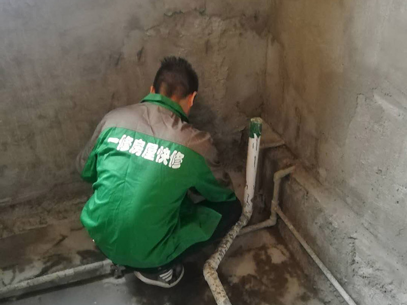 浴室墻磚地磚鋪貼：在鋪貼瓷磚前，我們要先把還沒(méi)涂抹水泥的地磚鋪在地上，并敲平，然后在地磚上涂滿水泥，鋪在地面，鋪地磚的過(guò)程中要對(duì)齊四塊磚的對(duì)角位置。   另外，在鋪貼瓷磚時(shí)也要講究鋪貼順序，在鋪地磚時(shí)應(yīng)從內(nèi)向外貼，有坡度或地漏的地方，要注意排水方向找坡，而墻面磚應(yīng)從下往上貼，底層的瓷磚要最后貼，這樣鋪貼出來(lái)才美觀，我們鋪完地磚后還要壓地磚。