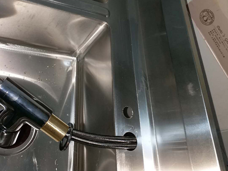 廚房水槽龍頭更換：1、我們都知道，廚房的水龍頭的下方一般都是有一個(gè)總的開關(guān)的，在更換之前可以先把總的開關(guān)關(guān)閉，如果，廚房水龍頭的下方?jīng)]有總的開關(guān)，則需要到外面或者是陽臺水塔把總的開關(guān)關(guān)閉。總的來說第一步就是關(guān)閉總開關(guān)，切斷水源。 2、關(guān)閉水源開關(guān)之后，請到注水管往上找到水龍頭的水管的接口處，需要捏住水管上方的金屬接頭，用力往左右旋轉(zhuǎn)幾下，把原來舊的水龍頭拆下來。 3、水管拆下來之后放在一旁，這是你會(huì)發(fā)現(xiàn)，這些水管的接頭處跟管壁都是很臟的，五金店里面也有這樣的管子，可以把原來的舊的管子換掉。因?yàn)樵瓉淼墓茏訒r(shí)間長了，會(huì)風(fēng)化，漏水等等，所以趁著換水龍頭之際，也可以把他們換一下。 4、將水管拆掉之后，請用手握住這個(gè)歌水龍頭，再往左右旋轉(zhuǎn)，把水龍頭扭松。 5、把水龍頭扭松之后，就可以輕易的把水龍頭下方的塑料旋鈕拆下來。然后就可以把整個(gè)水龍頭都拆下來了。 6、把新的水龍頭直接裝上去就可以了，然后打開總的開關(guān)進(jìn)行測試其使用情況。