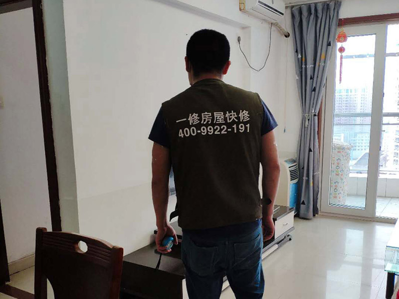 廚房吊頂檢查維修：廚衛(wèi)吊頂首先就是要注意“三防”，即防水、防潮和防火，所以在材料的選擇上，不提倡采用木龍骨。目前家裝中普遍采用的是鋁扣板，其基本上能夠克服老一代PVC板的一些缺陷，比如時間過長容易變色、老化以及破損，同時粘上的油膩物質(zhì)難以清洗等?，F(xiàn)在市面上也有一些鋁塑板，雖然這種材料和鋁扣板只有一字之差，但是在實用效果上卻大不相同，因為在安裝鋁塑板的過程中，一般要采用木工板撐底，這種做法是非常不明智的，如果防潮處理不好，后果將不堪設(shè)想，所以不建議使用。