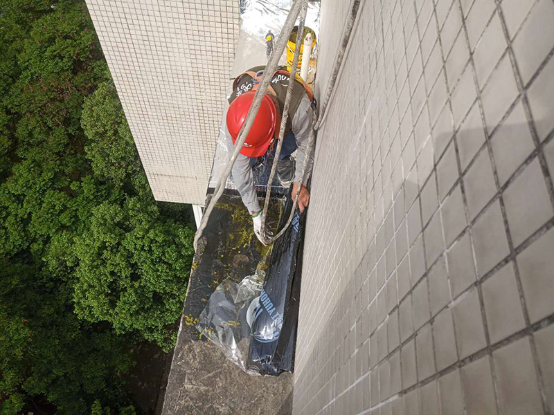 外墻露臺防水：1、找到本來的防水層，由于防水層不是顯露的，是在面層下部，有必要將面層進行悉數根除，找到本來的防水層。 2、將原防水層根除以后，找平，將本來下部保溫層里存的水進行排干，設一些排氣孔做排氣辦法，將保溫層里的水分排干。 3、如果在康復美化的情況下，咱們需求做的防水層有必要是阻根防水層，阻根防水層有改性瀝青卷材阻根防水層、還有高分子卷材阻根防水層。 4、做完防水層以后，必定要做找坡處理，不要形成屋面部分存水，通常設置水泥砂漿找平找坡，找坡的斜度不小于3％。