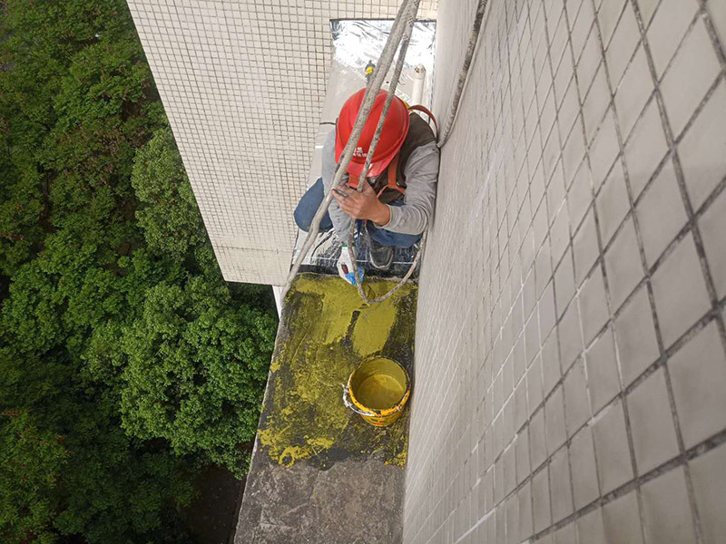 外墻露臺防水：1、找到本來的防水層，由于防水層不是顯露的，是在面層下部，有必要將面層進行悉數根除，找到本來的防水層。 2、將原防水層根除以后，找平，將本來下部保溫層里存的水進行排干，設一些排氣孔做排氣辦法，將保溫層里的水分排干。 3、如果在康復美化的情況下，咱們需求做的防水層有必要是阻根防水層，阻根防水層有改性瀝青卷材阻根防水層、還有高分子卷材阻根防水層。 4、做完防水層以后，必定要做找坡處理，不要形成屋面部分存水，通常設置水泥砂漿找平找坡，找坡的斜度不小于3％。