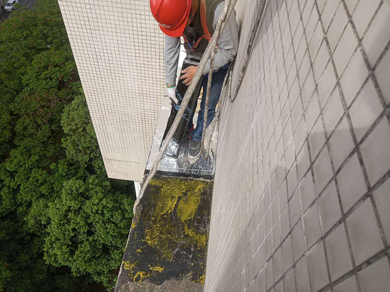 外墻露臺防水：1、找到本來的防水層，由于防水層不是顯露的，是在面層下部，有必要將面層進行悉數根除，找到本來的防水層。 2、將原防水層根除以后，找平，將本來下部保溫層里存的水進行排干，設一些排氣孔做排氣辦法，將保溫層里的水分排干。 3、如果在康復美化的情況下，咱們需求做的防水層有必要是阻根防水層，阻根防水層有改性瀝青卷材阻根防水層、還有高分子卷材阻根防水層。 4、做完防水層以后，必定要做找坡處理，不要形成屋面部分存水，通常設置水泥砂漿找平找坡，找坡的斜度不小于3％。
