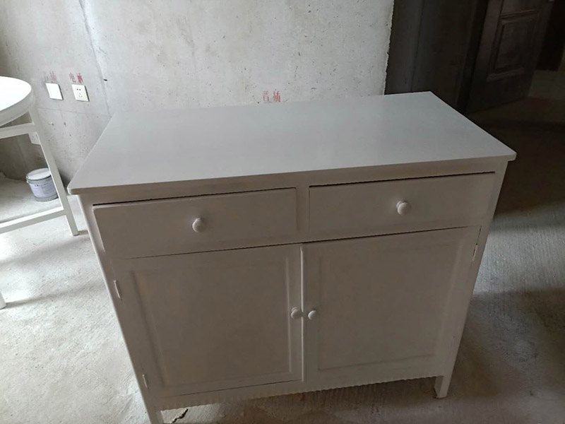 舊家具翻新：家具刷油漆首先要根據(jù)木材表面粗糙、堅(jiān)硬程度選擇型號(hào)相當(dāng)?shù)纳凹堖M(jìn)行打磨。刷底漆，根據(jù)木材的密度調(diào)整底漆的稠度，硬木密度高，油漆可以調(diào)稀一點(diǎn)，軟木則要調(diào)黏稠一點(diǎn)。刷漆時(shí)，應(yīng)順著木材的紋理均勻涂刷，切忌過(guò)厚，待完全干燥后用砂紙打磨，直至手感光滑、無(wú)突起為止，用潮濕的軟布擦拭幾遍，最后擦干。刷第二遍漆，以蓋住第一遍漆為準(zhǔn)，然后用水砂紙順著刷漆方向輕輕均勻打磨。刷第三遍漆，刷后用更細(xì)的水砂紙蘸水打磨，力度不要太猛，打磨要均勻。最后一遍漆，無(wú)須打磨，上一層保護(hù)蠟即可。
