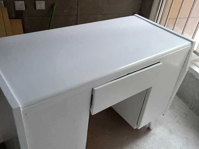 舊家具翻新：家具刷油漆首先要根據(jù)木材表面粗糙、堅(jiān)硬程度選擇型號(hào)相當(dāng)?shù)纳凹堖M(jìn)行打磨。刷底漆，根據(jù)木材的密度調(diào)整底漆的稠度，硬木密度高，油漆可以調(diào)稀一點(diǎn)，軟木則要調(diào)黏稠一點(diǎn)。刷漆時(shí)，應(yīng)順著木材的紋理均勻涂刷，切忌過(guò)厚，待完全干燥后用砂紙打磨，直至手感光滑、無(wú)突起為止，用潮濕的軟布擦拭幾遍，最后擦干。刷第二遍漆，以蓋住第一遍漆為準(zhǔn)，然后用水砂紙順著刷漆方向輕輕均勻打磨。刷第三遍漆，刷后用更細(xì)的水砂紙蘸水打磨，力度不要太猛，打磨要均勻。最后一遍漆，無(wú)須打磨，上一層保護(hù)蠟即可。