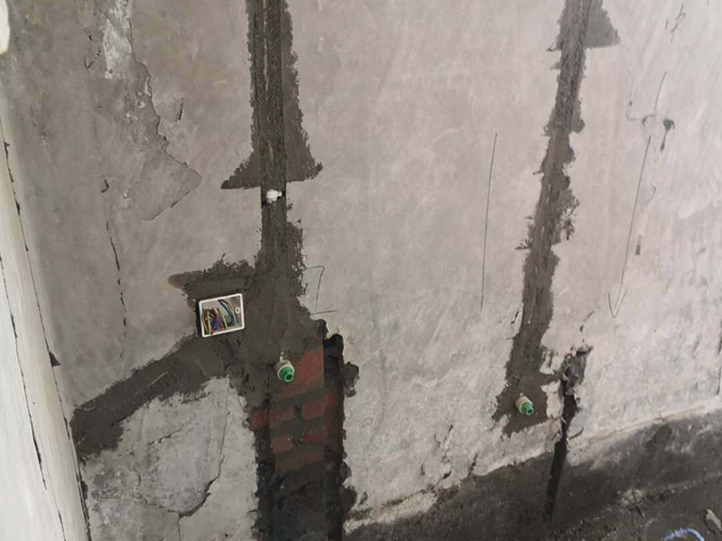 水電暗管布線：暗線電路也叫做暗線布線，其注意就是指先將電路安裝好，然后再進(jìn)行裝潢，吧電線撞到墻壁內(nèi)，就連開(kāi)關(guān)插座都是暗孔的，而暗線布線的有點(diǎn)就是是的墻壁上面沒(méi)有電路的痕跡，使得裝修非常的美觀，而且安全性也大大的提高了，不過(guò)缺點(diǎn)也是非常煩人的。暗線布線選材注意事項(xiàng)   暗線布線在施工的時(shí)候應(yīng)該采用暗管布線來(lái)施工，而一般采用的暗管都是pvc管。