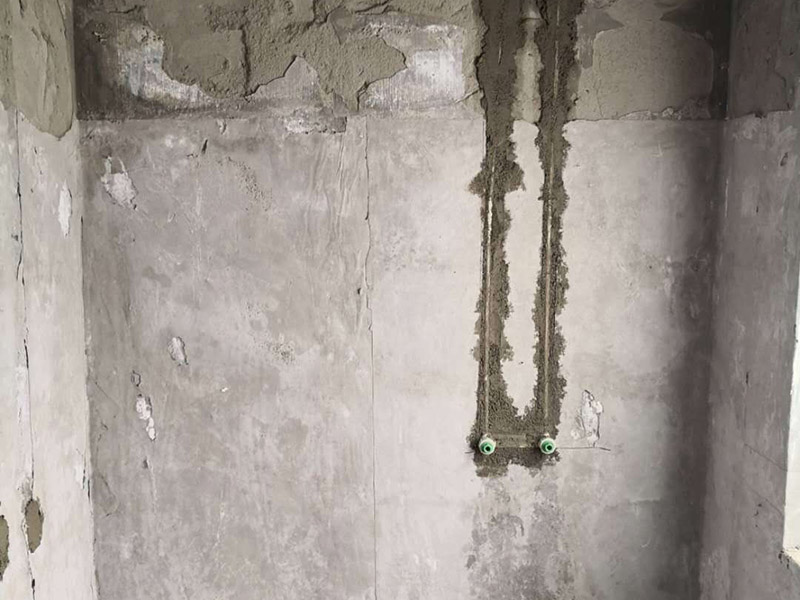 水電暗管布線：暗線電路也叫做暗線布線，其注意就是指先將電路安裝好，然后再進(jìn)行裝潢，吧電線撞到墻壁內(nèi)，就連開(kāi)關(guān)插座都是暗孔的，而暗線布線的有點(diǎn)就是是的墻壁上面沒(méi)有電路的痕跡，使得裝修非常的美觀，而且安全性也大大的提高了，不過(guò)缺點(diǎn)也是非常煩人的。暗線布線選材注意事項(xiàng)   暗線布線在施工的時(shí)候應(yīng)該采用暗管布線來(lái)施工，而一般采用的暗管都是pvc管。
