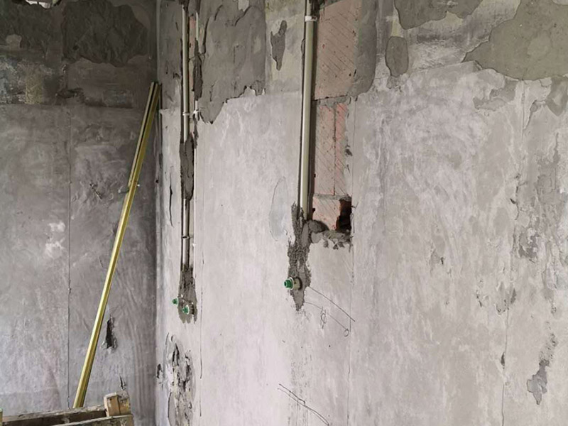 水電暗管布線：暗線電路也叫做暗線布線，其注意就是指先將電路安裝好，然后再進(jìn)行裝潢，吧電線撞到墻壁內(nèi)，就連開(kāi)關(guān)插座都是暗孔的，而暗線布線的有點(diǎn)就是是的墻壁上面沒(méi)有電路的痕跡，使得裝修非常的美觀，而且安全性也大大的提高了，不過(guò)缺點(diǎn)也是非常煩人的。暗線布線選材注意事項(xiàng)   暗線布線在施工的時(shí)候應(yīng)該采用暗管布線來(lái)施工，而一般采用的暗管都是pvc管。