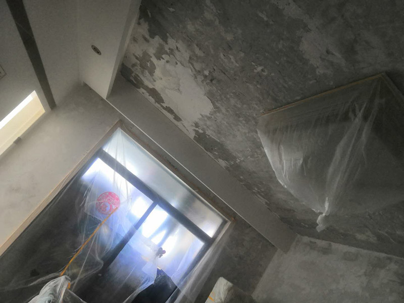 全屋墻面鏟除翻新：舊墻面在翻新前一定要做墻面基底處理，粉化嚴(yán)重的要全部鏟除，鏟除后抹上一層白水泥，原來墻面過于光滑、刷過油漆的鏟除后還要做打磨處理，把粘結(jié)不牢的表皮去掉，便于新涂料和墻體粘結(jié)。墻面底漆的作用是抗堿防潮、封固基材、保護(hù)面漆，提高面漆的質(zhì)感和遮蓋力，對(duì)于老房翻新，墻面一定要做底漆，如果沒有刷底漆就直接上面漆的話，時(shí)間一長墻面容易起泡、發(fā)霉，太陽照曬時(shí)間長了也容易變色。已經(jīng)上好面漆的墻面要修補(bǔ)會(huì)比較麻煩，容易產(chǎn)生色差，材料的使用時(shí)間不同，質(zhì)量也難以保證，很難達(dá)到理想效果。 所以墻面的修補(bǔ)最好是整塊墻面，或是盡可能地選擇較大面積進(jìn)行修補(bǔ)，這樣可以盡量避免產(chǎn)生色差，修補(bǔ)后的質(zhì)量也更好。