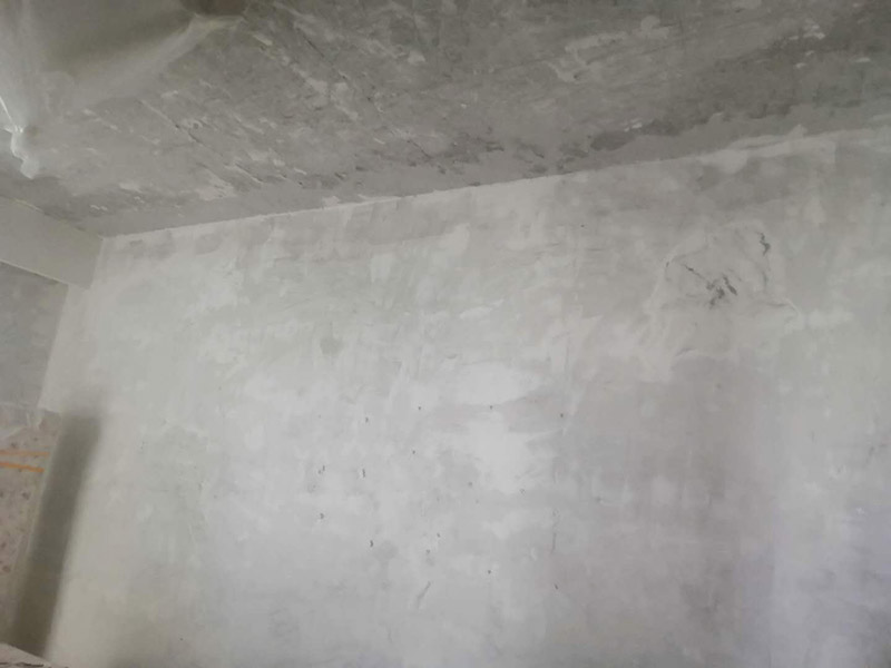 全屋墻面鏟除翻新：舊墻面在翻新前一定要做墻面基底處理，粉化嚴(yán)重的要全部鏟除，鏟除后抹上一層白水泥，原來墻面過于光滑、刷過油漆的鏟除后還要做打磨處理，把粘結(jié)不牢的表皮去掉，便于新涂料和墻體粘結(jié)。墻面底漆的作用是抗堿防潮、封固基材、保護(hù)面漆，提高面漆的質(zhì)感和遮蓋力，對(duì)于老房翻新，墻面一定要做底漆，如果沒有刷底漆就直接上面漆的話，時(shí)間一長墻面容易起泡、發(fā)霉，太陽照曬時(shí)間長了也容易變色。已經(jīng)上好面漆的墻面要修補(bǔ)會(huì)比較麻煩，容易產(chǎn)生色差，材料的使用時(shí)間不同，質(zhì)量也難以保證，很難達(dá)到理想效果。 所以墻面的修補(bǔ)最好是整塊墻面，或是盡可能地選擇較大面積進(jìn)行修補(bǔ)，這樣可以盡量避免產(chǎn)生色差，修補(bǔ)后的質(zhì)量也更好。