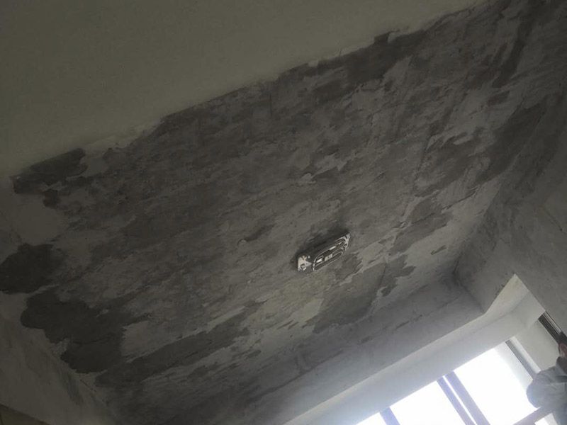 全屋墻面鏟除翻新：舊墻面在翻新前一定要做墻面基底處理，粉化嚴(yán)重的要全部鏟除，鏟除后抹上一層白水泥，原來墻面過于光滑、刷過油漆的鏟除后還要做打磨處理，把粘結(jié)不牢的表皮去掉，便于新涂料和墻體粘結(jié)。墻面底漆的作用是抗堿防潮、封固基材、保護(hù)面漆，提高面漆的質(zhì)感和遮蓋力，對(duì)于老房翻新，墻面一定要做底漆，如果沒有刷底漆就直接上面漆的話，時(shí)間一長墻面容易起泡、發(fā)霉，太陽照曬時(shí)間長了也容易變色。已經(jīng)上好面漆的墻面要修補(bǔ)會(huì)比較麻煩，容易產(chǎn)生色差，材料的使用時(shí)間不同，質(zhì)量也難以保證，很難達(dá)到理想效果。 所以墻面的修補(bǔ)最好是整塊墻面，或是盡可能地選擇較大面積進(jìn)行修補(bǔ)，這樣可以盡量避免產(chǎn)生色差，修補(bǔ)后的質(zhì)量也更好。
