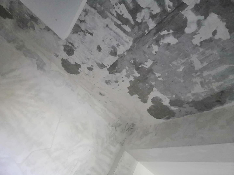 全屋墻面鏟除翻新：舊墻面在翻新前一定要做墻面基底處理，粉化嚴(yán)重的要全部鏟除，鏟除后抹上一層白水泥，原來墻面過于光滑、刷過油漆的鏟除后還要做打磨處理，把粘結(jié)不牢的表皮去掉，便于新涂料和墻體粘結(jié)。墻面底漆的作用是抗堿防潮、封固基材、保護(hù)面漆，提高面漆的質(zhì)感和遮蓋力，對(duì)于老房翻新，墻面一定要做底漆，如果沒有刷底漆就直接上面漆的話，時(shí)間一長墻面容易起泡、發(fā)霉，太陽照曬時(shí)間長了也容易變色。已經(jīng)上好面漆的墻面要修補(bǔ)會(huì)比較麻煩，容易產(chǎn)生色差，材料的使用時(shí)間不同，質(zhì)量也難以保證，很難達(dá)到理想效果。 所以墻面的修補(bǔ)最好是整塊墻面，或是盡可能地選擇較大面積進(jìn)行修補(bǔ)，這樣可以盡量避免產(chǎn)生色差，修補(bǔ)后的質(zhì)量也更好。