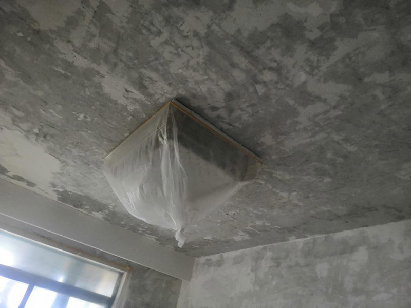 全屋墻面鏟除翻新：舊墻面在翻新前一定要做墻面基底處理，粉化嚴(yán)重的要全部鏟除，鏟除后抹上一層白水泥，原來墻面過于光滑、刷過油漆的鏟除后還要做打磨處理，把粘結(jié)不牢的表皮去掉，便于新涂料和墻體粘結(jié)。墻面底漆的作用是抗堿防潮、封固基材、保護(hù)面漆，提高面漆的質(zhì)感和遮蓋力，對(duì)于老房翻新，墻面一定要做底漆，如果沒有刷底漆就直接上面漆的話，時(shí)間一長墻面容易起泡、發(fā)霉，太陽照曬時(shí)間長了也容易變色。已經(jīng)上好面漆的墻面要修補(bǔ)會(huì)比較麻煩，容易產(chǎn)生色差，材料的使用時(shí)間不同，質(zhì)量也難以保證，很難達(dá)到理想效果。 所以墻面的修補(bǔ)最好是整塊墻面，或是盡可能地選擇較大面積進(jìn)行修補(bǔ)，這樣可以盡量避免產(chǎn)生色差，修補(bǔ)后的質(zhì)量也更好。