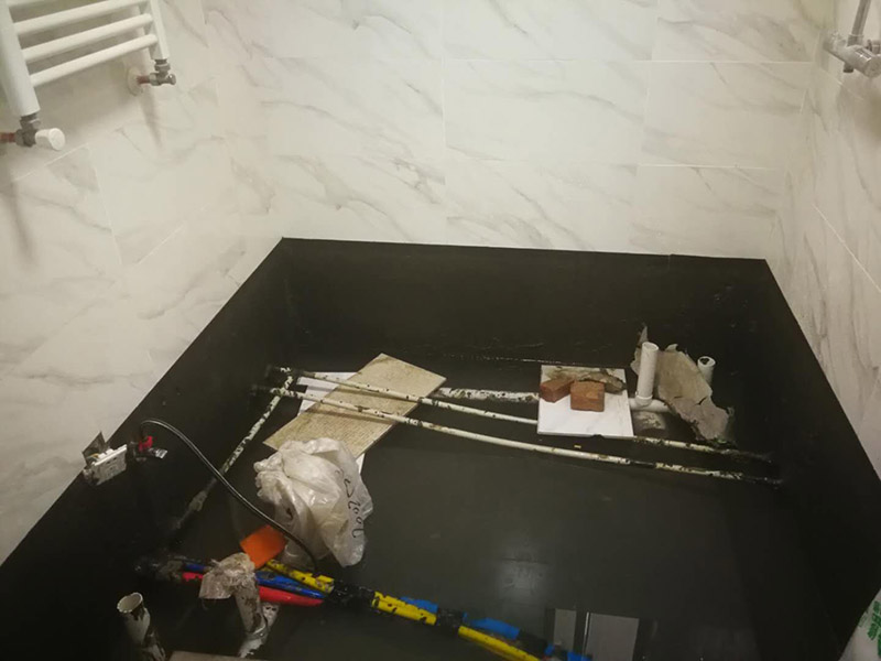 衛(wèi)生間改造裝修：因為是二次裝修，所以在裝修前，首先需要的就是敲掉之前裝修的地瓷磚，才可以使用自己選購好的地瓷磚進(jìn)行鋪貼，在這里需要提醒的是，在敲碎原有的瓷磚時，一定要多加注意，不要敲到下水道水管了，衛(wèi)生間的下水道通常都是有多個的，一不小心就很容易被敲打到。還要特點注意的是，一定要避免碎掉的瓷磚進(jìn)入下水道內(nèi)，不然就會擁堵，這是很難解決的一件大難題哦。改造的時候盡量不要破壞原有的防水層，如果發(fā)現(xiàn)有漏洞的現(xiàn)象，應(yīng)立即進(jìn)行修補(bǔ)工作，避免留下防水隱患。