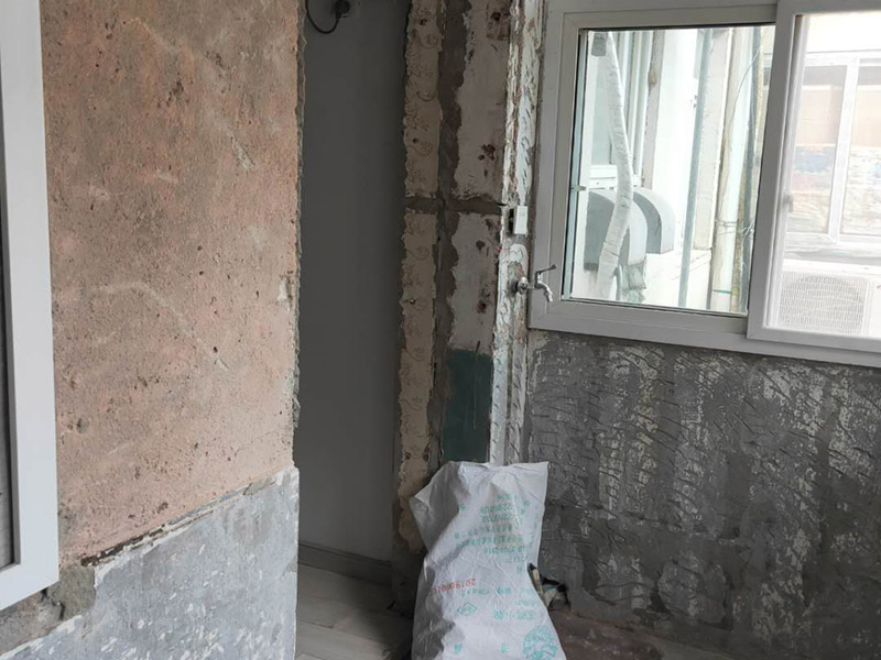 陽臺改造前后對比：地板進水后會嚴重變形，陽臺與客廳地板直接相連，并且陽臺上一般都有洗衣機，如果洗衣機的出水漫出來，就會泡爛地板，使之變形，所以陽臺肯定要做好防水和地漏，做防水前先找平，待水泥干透后再做，防水材料至少要涂3遍。在安裝地板時，地板與門檻和墻壁之間會留有一定的空隙，這個空隙間可以填充一些硅膠，加以隔離，并且空隙要稍大點，以避免陽臺的水氣湛到地板上，引起發(fā)霉、變黑現(xiàn)象。地板邊上縫隙不好看，要安裝上壓條就能遮蓋了。地板壓條有金黃色的銅質(zhì)、白色的鋁質(zhì)、顏色豐富的木質(zhì)，建議選擇銅質(zhì)的，雖然貴點，但是比較厚實，也比較耐用。