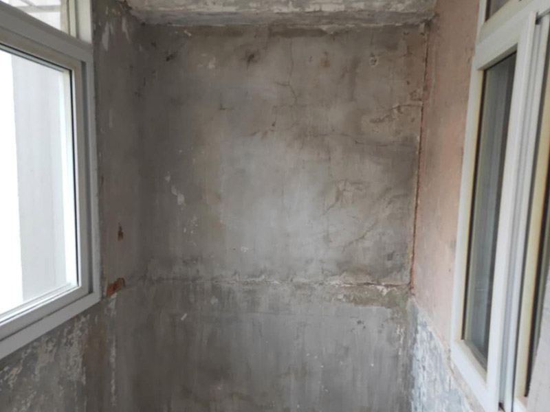 陽臺改造前后對比：地板進水后會嚴重變形，陽臺與客廳地板直接相連，并且陽臺上一般都有洗衣機，如果洗衣機的出水漫出來，就會泡爛地板，使之變形，所以陽臺肯定要做好防水和地漏，做防水前先找平，待水泥干透后再做，防水材料至少要涂3遍。在安裝地板時，地板與門檻和墻壁之間會留有一定的空隙，這個空隙間可以填充一些硅膠，加以隔離，并且空隙要稍大點，以避免陽臺的水氣湛到地板上，引起發(fā)霉、變黑現(xiàn)象。地板邊上縫隙不好看，要安裝上壓條就能遮蓋了。地板壓條有金黃色的銅質(zhì)、白色的鋁質(zhì)、顏色豐富的木質(zhì)，建議選擇銅質(zhì)的，雖然貴點，但是比較厚實，也比較耐用。