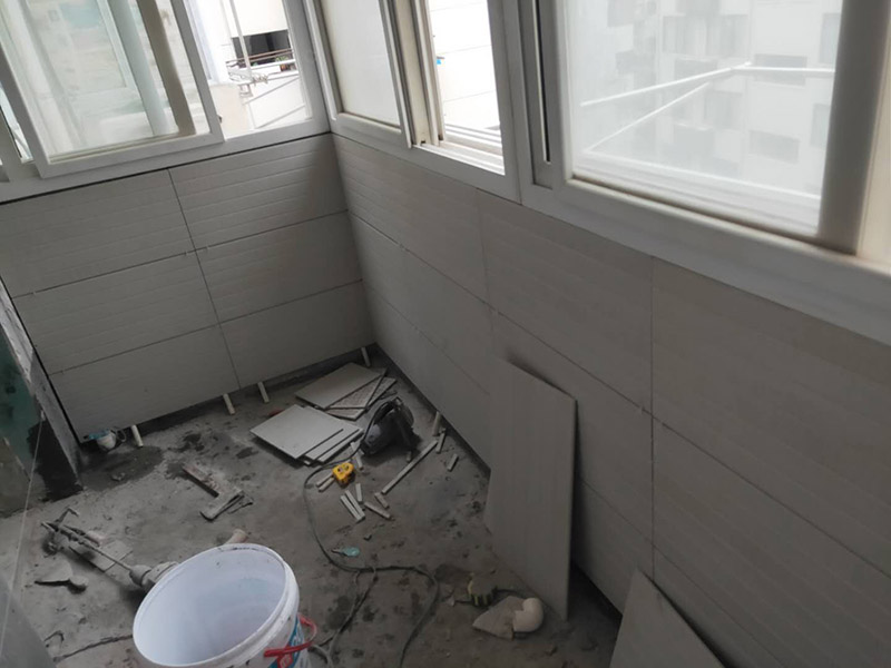 陽臺改造前后對比：地板進水后會嚴重變形，陽臺與客廳地板直接相連，并且陽臺上一般都有洗衣機，如果洗衣機的出水漫出來，就會泡爛地板，使之變形，所以陽臺肯定要做好防水和地漏，做防水前先找平，待水泥干透后再做，防水材料至少要涂3遍。在安裝地板時，地板與門檻和墻壁之間會留有一定的空隙，這個空隙間可以填充一些硅膠，加以隔離，并且空隙要稍大點，以避免陽臺的水氣湛到地板上，引起發(fā)霉、變黑現(xiàn)象。地板邊上縫隙不好看，要安裝上壓條就能遮蓋了。地板壓條有金黃色的銅質(zhì)、白色的鋁質(zhì)、顏色豐富的木質(zhì)，建議選擇銅質(zhì)的，雖然貴點，但是比較厚實，也比較耐用。