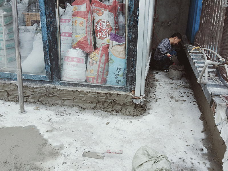 露臺陽臺地面防水改造：首先為陽臺封裝防水，由于是防水工作的第一道防線，因此是千萬不可馬虎的，在做陽臺封裝時，在選材方面就需要選擇防水防潮的材料，在施工過程中應(yīng)注意做好密閉，若沒有做好封裝的話，陽臺的防水將會大打折扣。 陽臺地面防水的做法與衛(wèi)生間做防水的做法差不多，都是從找平基層開始，再到涂上防水層、鋪上防水材料，最后對地面進(jìn)行檢驗，鋪設(shè)地面等。這里需要注意的是，陽臺的防水層完成之后一定要與室內(nèi)地面具有一定的高度差，最好低于室內(nèi)地面2-3cm的高度。 最后需要對陽臺進(jìn)行排水工程工作，在安裝陽臺排水管道時不要有太多的彎道，否則容易導(dǎo)致排水不便，地漏一定要順暢。