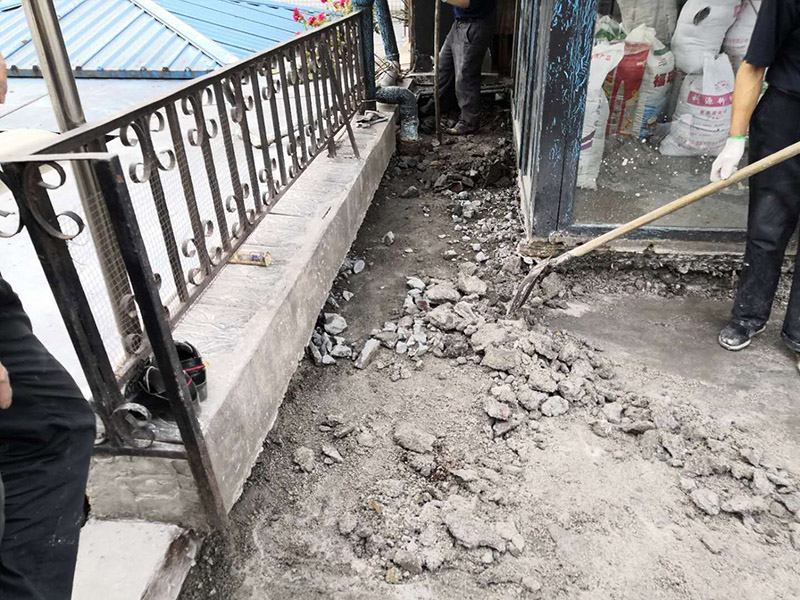 露臺陽臺地面防水改造：首先為陽臺封裝防水，由于是防水工作的第一道防線，因此是千萬不可馬虎的，在做陽臺封裝時，在選材方面就需要選擇防水防潮的材料，在施工過程中應(yīng)注意做好密閉，若沒有做好封裝的話，陽臺的防水將會大打折扣。 陽臺地面防水的做法與衛(wèi)生間做防水的做法差不多，都是從找平基層開始，再到涂上防水層、鋪上防水材料，最后對地面進(jìn)行檢驗，鋪設(shè)地面等。這里需要注意的是，陽臺的防水層完成之后一定要與室內(nèi)地面具有一定的高度差，最好低于室內(nèi)地面2-3cm的高度。 最后需要對陽臺進(jìn)行排水工程工作，在安裝陽臺排水管道時不要有太多的彎道，否則容易導(dǎo)致排水不便，地漏一定要順暢。