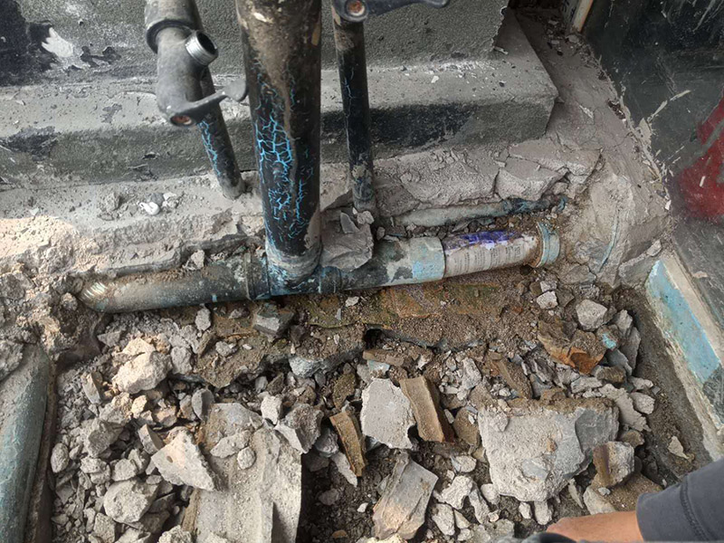 露臺陽臺地面防水改造：首先為陽臺封裝防水，由于是防水工作的第一道防線，因此是千萬不可馬虎的，在做陽臺封裝時，在選材方面就需要選擇防水防潮的材料，在施工過程中應(yīng)注意做好密閉，若沒有做好封裝的話，陽臺的防水將會大打折扣。 陽臺地面防水的做法與衛(wèi)生間做防水的做法差不多，都是從找平基層開始，再到涂上防水層、鋪上防水材料，最后對地面進(jìn)行檢驗，鋪設(shè)地面等。這里需要注意的是，陽臺的防水層完成之后一定要與室內(nèi)地面具有一定的高度差，最好低于室內(nèi)地面2-3cm的高度。 最后需要對陽臺進(jìn)行排水工程工作，在安裝陽臺排水管道時不要有太多的彎道，否則容易導(dǎo)致排水不便，地漏一定要順暢。
