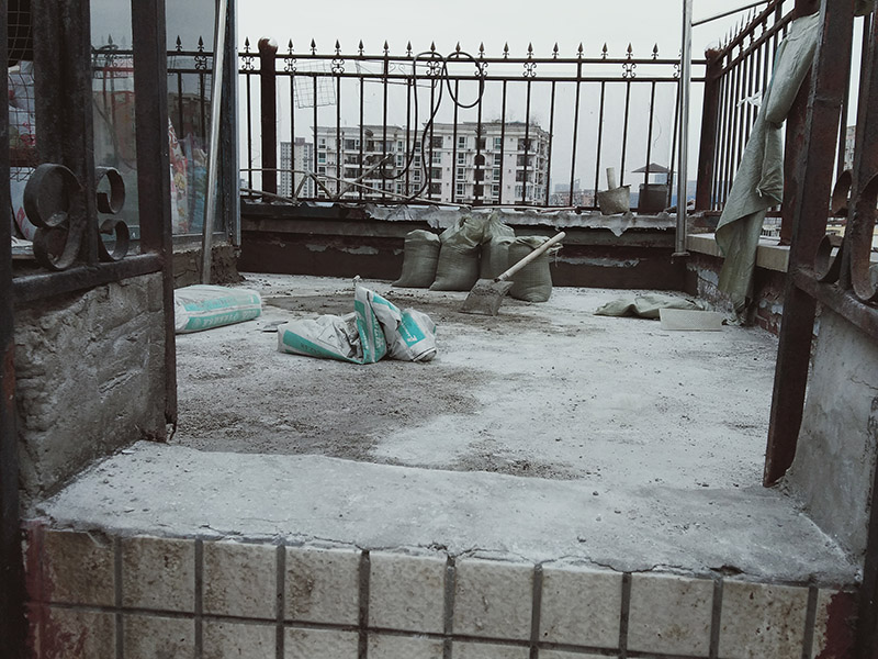 露臺陽臺地面防水改造：首先為陽臺封裝防水，由于是防水工作的第一道防線，因此是千萬不可馬虎的，在做陽臺封裝時，在選材方面就需要選擇防水防潮的材料，在施工過程中應(yīng)注意做好密閉，若沒有做好封裝的話，陽臺的防水將會大打折扣。 陽臺地面防水的做法與衛(wèi)生間做防水的做法差不多，都是從找平基層開始，再到涂上防水層、鋪上防水材料，最后對地面進(jìn)行檢驗，鋪設(shè)地面等。這里需要注意的是，陽臺的防水層完成之后一定要與室內(nèi)地面具有一定的高度差，最好低于室內(nèi)地面2-3cm的高度。 最后需要對陽臺進(jìn)行排水工程工作，在安裝陽臺排水管道時不要有太多的彎道，否則容易導(dǎo)致排水不便，地漏一定要順暢。
