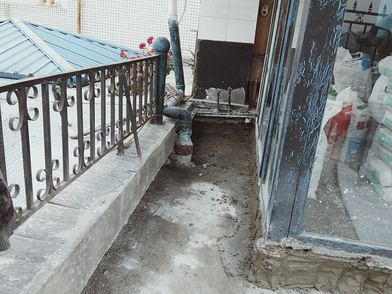 露臺陽臺地面防水改造：首先為陽臺封裝防水，由于是防水工作的第一道防線，因此是千萬不可馬虎的，在做陽臺封裝時，在選材方面就需要選擇防水防潮的材料，在施工過程中應(yīng)注意做好密閉，若沒有做好封裝的話，陽臺的防水將會大打折扣。 陽臺地面防水的做法與衛(wèi)生間做防水的做法差不多，都是從找平基層開始，再到涂上防水層、鋪上防水材料，最后對地面進(jìn)行檢驗，鋪設(shè)地面等。這里需要注意的是，陽臺的防水層完成之后一定要與室內(nèi)地面具有一定的高度差，最好低于室內(nèi)地面2-3cm的高度。 最后需要對陽臺進(jìn)行排水工程工作，在安裝陽臺排水管道時不要有太多的彎道，否則容易導(dǎo)致排水不便，地漏一定要順暢。