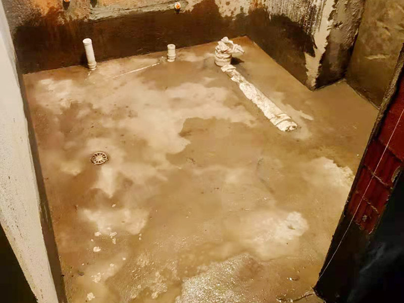 衛(wèi)生間局部翻新：衛(wèi)生間改造中水電的改造尤為重要且需要最早開始著手，由于會涉及到浴霸采暖、燈光的線路走向、水管的入墻等問題，所以在改造之前需制定一個詳細(xì)的水電走向設(shè)計，從而提高安全質(zhì)量以及滿足裝修業(yè)主們生活的需要。其次就是需要對其做相應(yīng)的防水處理。因為在日常的家庭中，衛(wèi)生間的水是處處可見的，非常潮濕。衛(wèi)生間內(nèi)的防水涂料是由地面延伸到墻面的，涂刷過程中精良的保證厚度均勻。還需要處理好地面和墻面交界處的各類管件的涂刷。待防水處理完全確定后，等待地面干透就可以做后續(xù)的工程了。這里要著重提醒，衛(wèi)生間下水口位置的防水要特別處理好，保證今后的檢查與維修。
