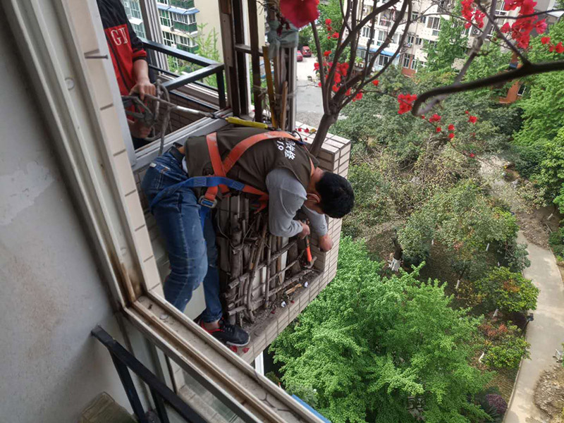 陽臺植物拆除:將陽臺和客廳打通。很多人想擴大自家客廳面積，改善采光情況，因此就選擇打通陽臺和客廳，這并不是完全不行的，但是要考慮戶型的實際情況。有的戶型陽臺的墻是用來抗震的，如果拆掉，短期看不出問題，但是長期使用必然會影響房子的承載能力，遇到嚴重災禍的時候，就完全無法抵抗了。