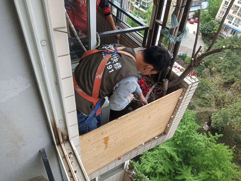 陽臺植物拆除:將陽臺和客廳打通。很多人想擴大自家客廳面積，改善采光情況，因此就選擇打通陽臺和客廳，這并不是完全不行的，但是要考慮戶型的實際情況。有的戶型陽臺的墻是用來抗震的，如果拆掉，短期看不出問題，但是長期使用必然會影響房子的承載能力，遇到嚴重災禍的時候，就完全無法抵抗了。