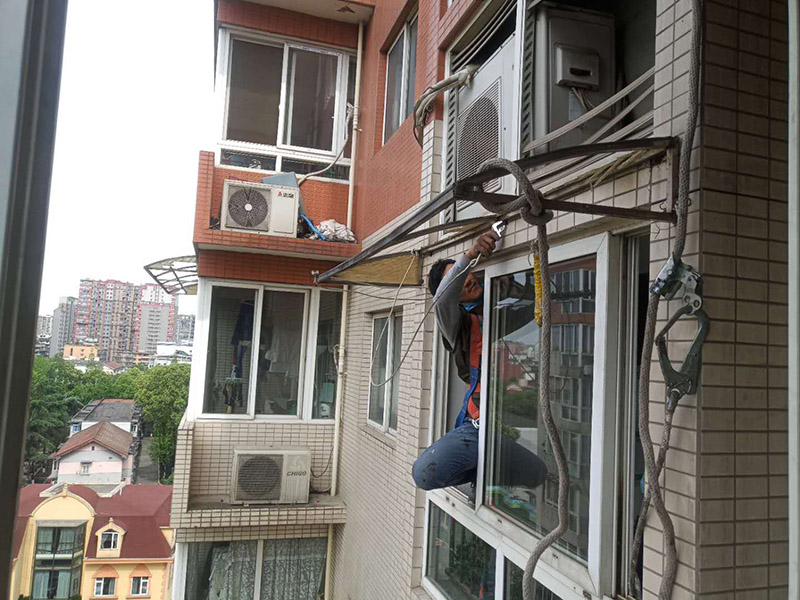 雨棚拆除：如果僅僅是在一層，作為進戶雨篷，則不計算：1.雨篷結(jié)構(gòu)的外邊線至外墻結(jié)構(gòu)外邊線的寬度超過2.10m者，應按雨篷結(jié)構(gòu)板的水平投影面積的1／2計算。 2.建筑物的陽臺均應按其水平投影面積的1／2計算。 3.有永久性頂蓋無圍護結(jié)構(gòu)的車棚、貨棚、站臺、加油站、收費站等，應按其頂蓋水平投影面積的1／2計算。 4.有永久性頂蓋的室外樓梯，應按建筑物自然層的水平投影面積的1／2計算。