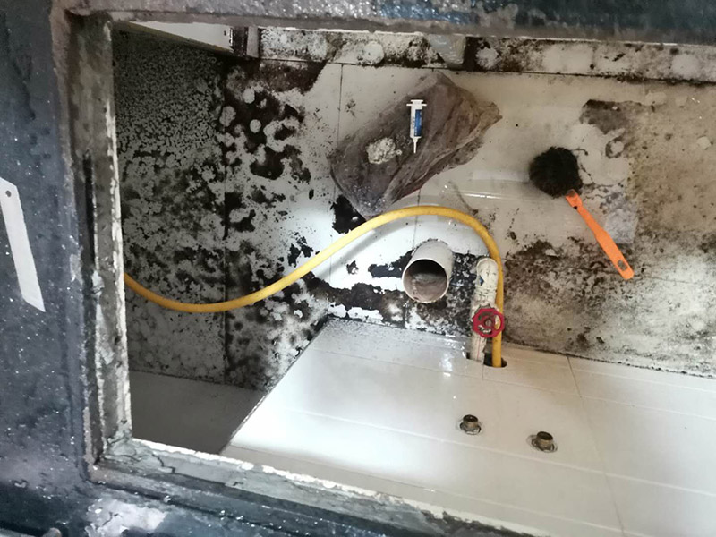 水槽下水管維修：首先，要檢查地板和屋頂是否有漏水的縫隙，廚衛(wèi)地面也要做蓄水相關(guān)的實(shí)驗(yàn)，確定不漏水之后，再檢查水管及配件是否有破損、是否牢固。安裝溢水孔的下水管。溢水孔是避免水槽向外溢水的保護(hù)孔，所以要注意其與槽體銜接處的密封性，確保溢水孔的下水管自身不漏水。安裝過濾籃的下水管。濾籃的下水管在安裝時(shí)，要注意下水管和槽體之間的銜接，切忌不牢固、密封不嚴(yán)。安裝整體的排水管。當(dāng)遇到兩個(gè)過濾籃的水槽，且兩個(gè)下水管之間的距離有近遠(yuǎn)，就需要對(duì)水管進(jìn)行切割作業(yè)，要十分留意的是每個(gè)接口的密封性。水槽放入臺(tái)面后，需要在槽體和臺(tái)面間安裝配套的掛片，將水槽安裝牢固，以避免那些細(xì)小的空隙導(dǎo)致槽體左右搖晃。進(jìn)行排水實(shí)驗(yàn)。等到基本安裝完成后，再將過濾籃也安裝好，就開始進(jìn)行排水實(shí)驗(yàn)。具體為先將水槽放滿水，測(cè)試兩個(gè)過濾籃下水及溢水孔下水的排水狀態(tài)，若發(fā)現(xiàn)有滲水現(xiàn)象，應(yīng)馬上返工。