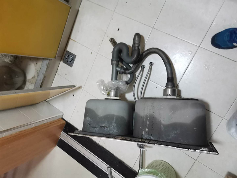 水槽下水管維修：首先，要檢查地板和屋頂是否有漏水的縫隙，廚衛(wèi)地面也要做蓄水相關(guān)的實(shí)驗(yàn)，確定不漏水之后，再檢查水管及配件是否有破損、是否牢固。安裝溢水孔的下水管。溢水孔是避免水槽向外溢水的保護(hù)孔，所以要注意其與槽體銜接處的密封性，確保溢水孔的下水管自身不漏水。安裝過濾籃的下水管。濾籃的下水管在安裝時(shí)，要注意下水管和槽體之間的銜接，切忌不牢固、密封不嚴(yán)。安裝整體的排水管。當(dāng)遇到兩個(gè)過濾籃的水槽，且兩個(gè)下水管之間的距離有近遠(yuǎn)，就需要對(duì)水管進(jìn)行切割作業(yè)，要十分留意的是每個(gè)接口的密封性。水槽放入臺(tái)面后，需要在槽體和臺(tái)面間安裝配套的掛片，將水槽安裝牢固，以避免那些細(xì)小的空隙導(dǎo)致槽體左右搖晃。進(jìn)行排水實(shí)驗(yàn)。等到基本安裝完成后，再將過濾籃也安裝好，就開始進(jìn)行排水實(shí)驗(yàn)。具體為先將水槽放滿水，測(cè)試兩個(gè)過濾籃下水及溢水孔下水的排水狀態(tài)，若發(fā)現(xiàn)有滲水現(xiàn)象，應(yīng)馬上返工。