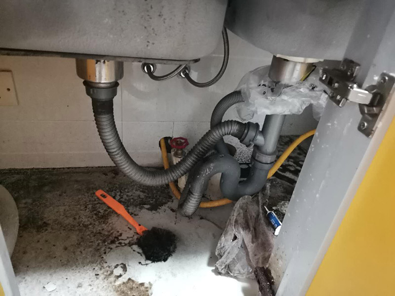 水槽下水管維修：首先，要檢查地板和屋頂是否有漏水的縫隙，廚衛(wèi)地面也要做蓄水相關(guān)的實(shí)驗(yàn)，確定不漏水之后，再檢查水管及配件是否有破損、是否牢固。安裝溢水孔的下水管。溢水孔是避免水槽向外溢水的保護(hù)孔，所以要注意其與槽體銜接處的密封性，確保溢水孔的下水管自身不漏水。安裝過濾籃的下水管。濾籃的下水管在安裝時(shí)，要注意下水管和槽體之間的銜接，切忌不牢固、密封不嚴(yán)。安裝整體的排水管。當(dāng)遇到兩個(gè)過濾籃的水槽，且兩個(gè)下水管之間的距離有近遠(yuǎn)，就需要對(duì)水管進(jìn)行切割作業(yè)，要十分留意的是每個(gè)接口的密封性。水槽放入臺(tái)面后，需要在槽體和臺(tái)面間安裝配套的掛片，將水槽安裝牢固，以避免那些細(xì)小的空隙導(dǎo)致槽體左右搖晃。進(jìn)行排水實(shí)驗(yàn)。等到基本安裝完成后，再將過濾籃也安裝好，就開始進(jìn)行排水實(shí)驗(yàn)。具體為先將水槽放滿水，測(cè)試兩個(gè)過濾籃下水及溢水孔下水的排水狀態(tài)，若發(fā)現(xiàn)有滲水現(xiàn)象，應(yīng)馬上返工。