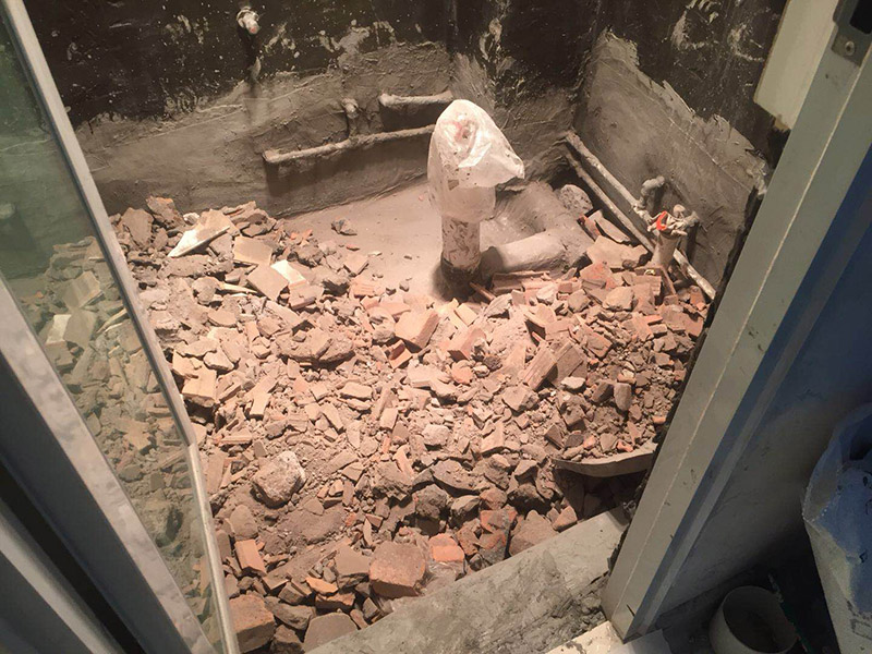 衛(wèi)生間防水施工：1、刷第一遍防水涂料，施工前確保工地干凈、干燥；2、刷第二遍防水涂料，干透后才能進(jìn)行第二遍；3、在防水涂料表面鋪上保護(hù)層，覆蓋防水層；4、閉水試驗(yàn)，水線不能低于2厘米；5、基層處理、清理，做找平層、二次蓄水試驗(yàn)。