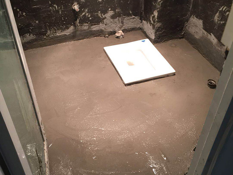衛(wèi)生間防水施工：1、刷第一遍防水涂料，施工前確保工地干凈、干燥；2、刷第二遍防水涂料，干透后才能進(jìn)行第二遍；3、在防水涂料表面鋪上保護(hù)層，覆蓋防水層；4、閉水試驗(yàn)，水線不能低于2厘米；5、基層處理、清理，做找平層、二次蓄水試驗(yàn)。