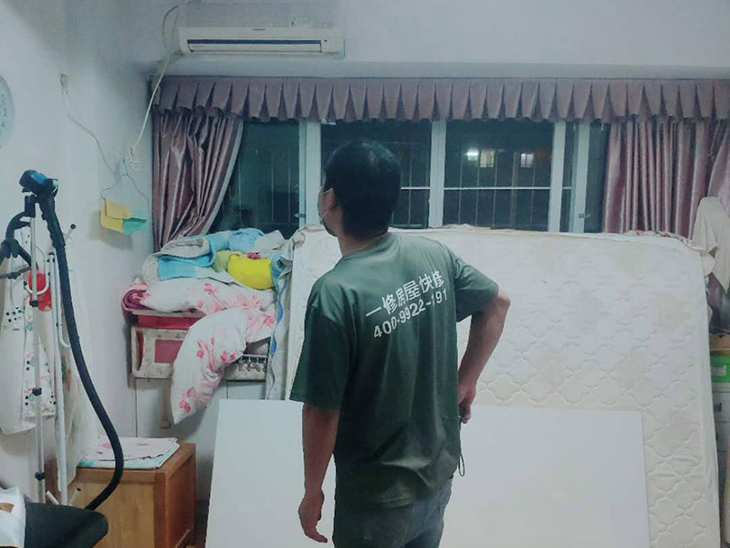 置物架安裝：測量拉線就是需要對安裝的高度、置物架的鉆孔位置進行測量匹配。選定安裝位置后，用鉛筆做上記號；拉線做好標記后，在安裝前用尺子檢查一下該平直的線是否平直;用沖擊鉆在標記號的孔位鉆孔，孔的大小要略大于用于固定的螺栓的直徑。墻體是整個居室的支撐結構，涉及到在墻面安裝，即使是很小的墻上置物架，也要考慮墻體條件。