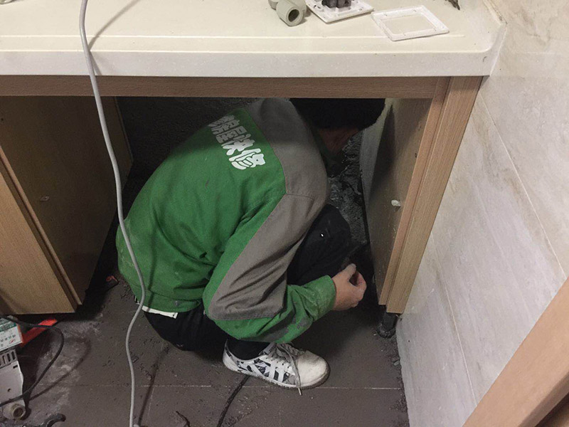 管道漏水維修：首先如果是暗管需要砸墻找到漏點源頭，將漏點擦干，用堵漏水泥涂在漏水處，用膠帶纏好，10分鐘后可以使用使用。 可以去買度一根PVC的水管來自己接，先把壞了的那根管知子割斷，把接口先套進管子的一端，使另外的一端的割斷位置正好與接口的另外的一個口子齊平，使它剛道好能夠弄直，然后把直接往這一端送，使兩端都有一定的交叉接著距離(長度)然后把它拆卸下來，用PVC膠水涂回抹在直接的兩端內(nèi)側(cè)答與兩個下水管的外側(cè)。