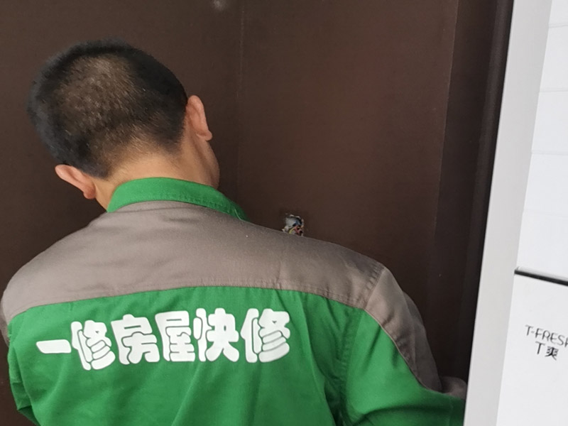 墻上打孔安裝：1、 墻體打孔時要留心來回抽插，不要為了圖速度，留神干粉卡鉆。 2、墻體打孔時鉆頭一定要穩(wěn)，不要左搖右搖，因為你搖的一起，相當于加大鉆頭的摩擦力。 3、不要想一炮終究，下壓時留心力度，難打時或下降緩慢時，一定要拔出鉆頭，調查是不是有磚頭芯斷在鉆頭內。 4、沒有水管或水源時，最佳不要用把水加在鉆頭里再打這種方法鉆洞，因為只需少量的水的話，水會把粉末粘住，構成稀泥。增加鉆頭的摩擦力，這時比干打或水打都艱難。 5、需要注意的是，在進行打孔施工之前要找專業(yè)的打孔公司或人員，不夠專業(yè)的技術人不僅可能對墻體造成損傷，有可能還會發(fā)生意外事故，對業(yè)主的利益造成威脅。