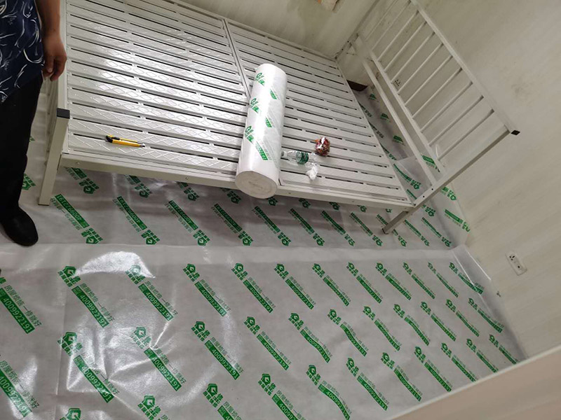 臥室墻面重新粉刷：整理墻面。用鏟刀鏟除墻面已松動的膩子層，無法用鏟刀鏟除的膩子層，用小錘子悄悄敲擊，如果沒有空鼓聲音，而且敲后仍不松動的可以保留原有的基層。清洗墻面外表的浮塵和油污等。用耐膩子對局部損壞部位進行修補完好。涂刷底漆(糯米圖植物涂料直接上底料，不需要膩子層)，待膩子層干燥固化后，涂刷1-2遍底漆。涂刷面漆。待底漆徹底干燥后，涂刷兩遍面漆。涂料涂刷時不能過量兌水，尤其是深色彩的涂料，兌水過多也許致使浮色發(fā)花等不良現(xiàn)象。