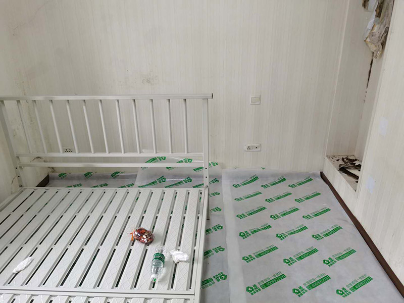 臥室墻面重新粉刷：整理墻面。用鏟刀鏟除墻面已松動的膩子層，無法用鏟刀鏟除的膩子層，用小錘子悄悄敲擊，如果沒有空鼓聲音，而且敲后仍不松動的可以保留原有的基層。清洗墻面外表的浮塵和油污等。用耐膩子對局部損壞部位進行修補完好。涂刷底漆(糯米圖植物涂料直接上底料，不需要膩子層)，待膩子層干燥固化后，涂刷1-2遍底漆。涂刷面漆。待底漆徹底干燥后，涂刷兩遍面漆。涂料涂刷時不能過量兌水，尤其是深色彩的涂料，兌水過多也許致使浮色發(fā)花等不良現(xiàn)象。