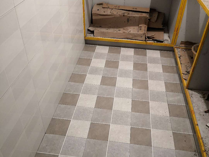 廚房地面地磚安裝：一般地磚有干鋪和濕鋪兩種,一般是鋪的優(yōu)點(diǎn)是單核的比知較結(jié)實(shí)一些缺點(diǎn)就是大塊的地磚容易切工不容易找平道兒干鋪的就比較容易找平了也不容易貼空，但是干鋪版的強(qiáng)度沒(méi)有濕鋪的好一些，所以一般情況下選擇是濕鋪是比較好的一種鋪地磚權(quán)的方法。