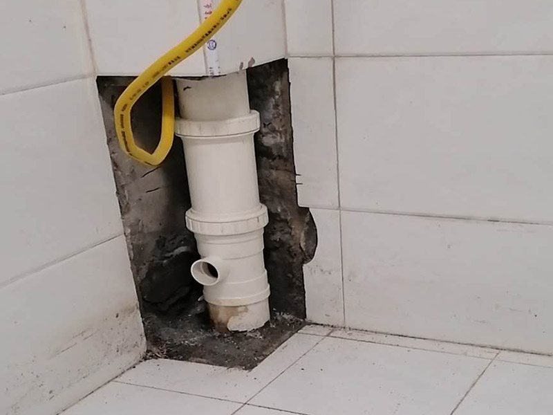 主水管漏水維修，櫥柜安裝：把漏水的管子拆卸下來，或者更換掉，用PVC專用膠水涂抹以后直接接上就行了，用生料帶以及黑膠布是不能阻止漏水的。   如果漏水不是很厲害的話，在管子的外面、漏水的地方用玻璃膠涂抹也行，但前提是，涂抹玻璃膠的時候，管子必須是干的。
