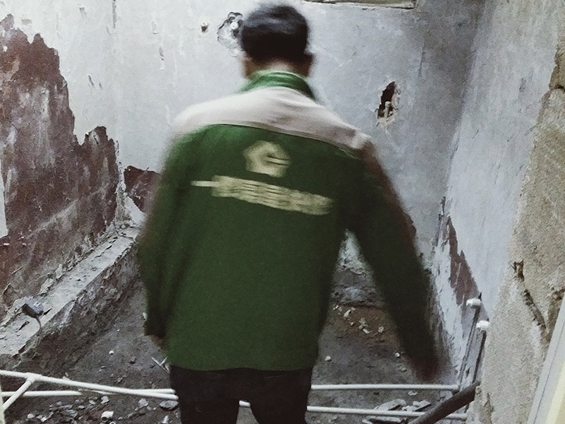廚衛(wèi)改造排水管：一、下水管道改造刷膠時，一定更要將接口處的渣土清理干凈，并將管件的內(nèi)圓和管道的外圓涂上膠水，這一工序至關(guān)重要，如果沒有合理施工可能會導(dǎo)致下水管漏水。 二、整棟樓房的下水管道都必須安裝排氣口，并且要記得在最高處設(shè)計一個排氣孔，否則到了夏天下水管道中的腐爛物會發(fā)酵，不僅臭氣熏天，還會對健康產(chǎn)生不利。 三、安裝下水管時必須掌握好坡度，一般進水口應(yīng)高于出水口，坡度比沒有嚴格要求但要注意下水管道安裝之后不能抬高地面。 四、記得加防臭彎頭，進行下水管改造時要事先與樓下住戶協(xié)商，從樓下開始施工，否則會難以加防臭彎頭。如果不加防臭彎頭的話，臭味很容易通過管道進入室內(nèi)。