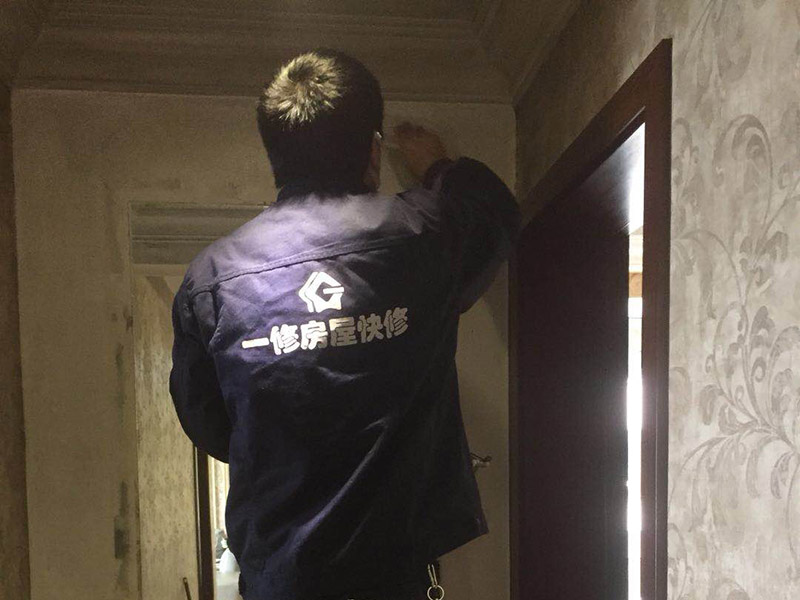 墻紙維修翻新：墻紙墻布鋪貼前，必須檢查墻面要干凈平整，墻體、墻皮表面無空鼓或松動脫落。如果有墻面8大問題，修復(fù)處理好墻體基底層?；さ雀赏?，時間為2小時-4小時。再一面墻陰角處開始滾刷糯米膠，滾刷好一面墻（上下粉刷均勻）后才開始貼墻布。墻紙墻布沿墻面放置，無縫接縫的必須上高度和墻面高度一致，對花拼接的墻紙墻布考慮好花樣、紋理的方向。