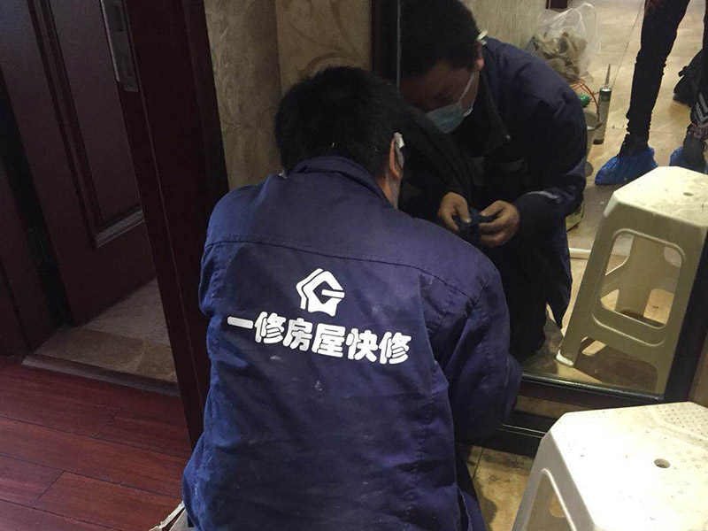 墻紙維修翻新：墻紙墻布鋪貼前，必須檢查墻面要干凈平整，墻體、墻皮表面無空鼓或松動脫落。如果有墻面8大問題，修復(fù)處理好墻體基底層。基膜等干透，時間為2小時-4小時。再一面墻陰角處開始滾刷糯米膠，滾刷好一面墻（上下粉刷均勻）后才開始貼墻布。墻紙墻布沿墻面放置，無縫接縫的必須上高度和墻面高度一致，對花拼接的墻紙墻布考慮好花樣、紋理的方向。