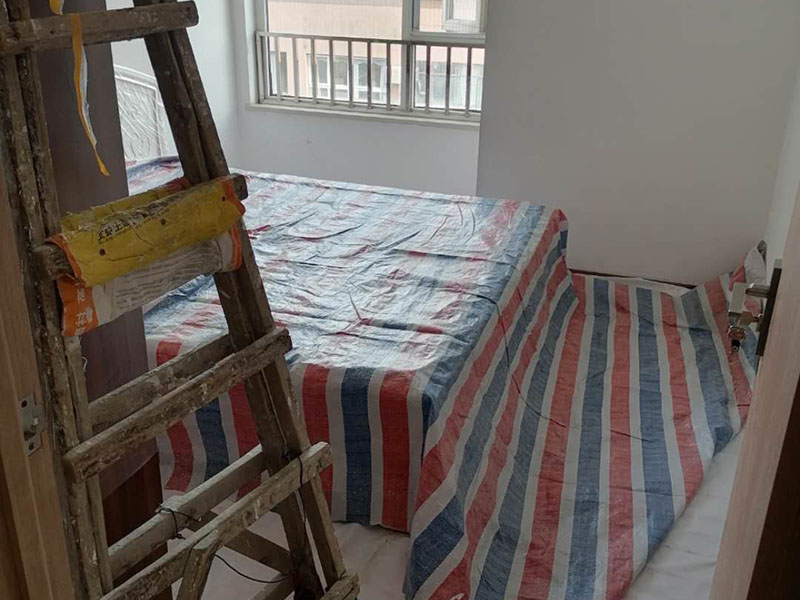 地面保護(hù)措施：各種裝修物料的進(jìn)場以及各種建筑裝修垃圾的清理，都會經(jīng)過入戶門，這些物品在搬運的過程中，難免會和入戶門發(fā)生磕碰，造成入戶門的磕碰劃傷，所以，第一個需要做好成品保護(hù)的地方就是入戶門。 做法：在裝修開工前直到家具進(jìn)場期間，都需要對入戶門進(jìn)行保護(hù)！可以使用成品保護(hù)膜將門包裹。地面瓷磚鋪貼完后，用成品保護(hù)膜覆蓋磚面，既可以防止裝修時的沙子磨傷地面，同時也能有效地防止油漆涂料等有色液體滴落磚面，造成地面污染。在進(jìn)行木門、櫥柜、家具等的相關(guān)的安裝或組裝的過程中，成品保護(hù)主要體現(xiàn)在兩個方面：一是原有的墻面、地面裝飾的保護(hù)，盡量避免因為這些安裝工程對已裝的部分造成破壞；二是安裝的物品本身的保護(hù)，注意不要在安裝過程中造成磕碰、劃傷等損傷。