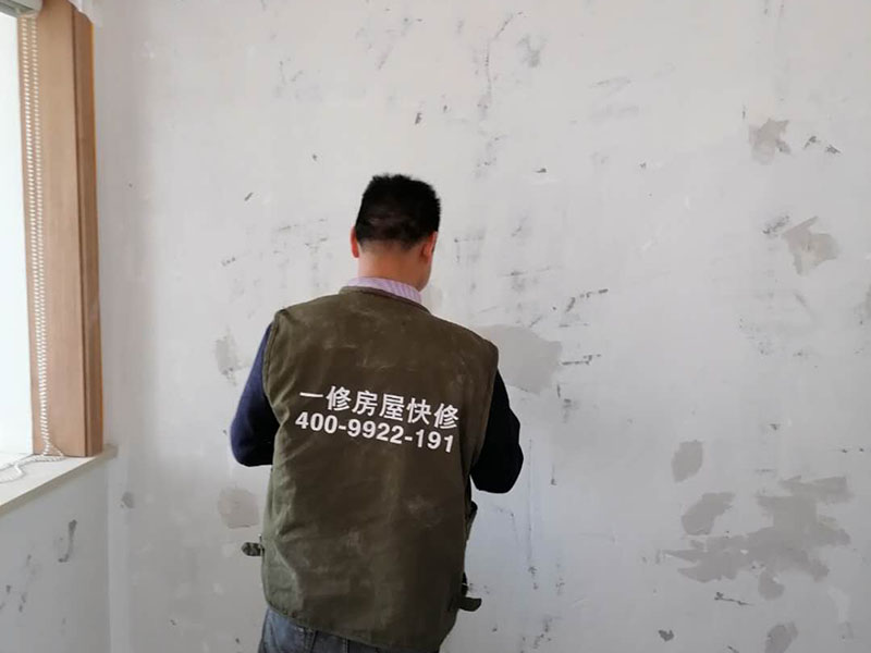 需要翻新墻面應(yīng)該哪里找?guī)煾担f房翻新墻面直接刷漆可以嗎